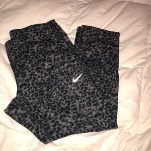 Nike Epic Run Tight Capri Blk/Grey Cheetah Print